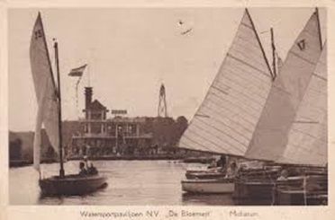 Oude ansichtkaart met zeilboten voor een paviljoen