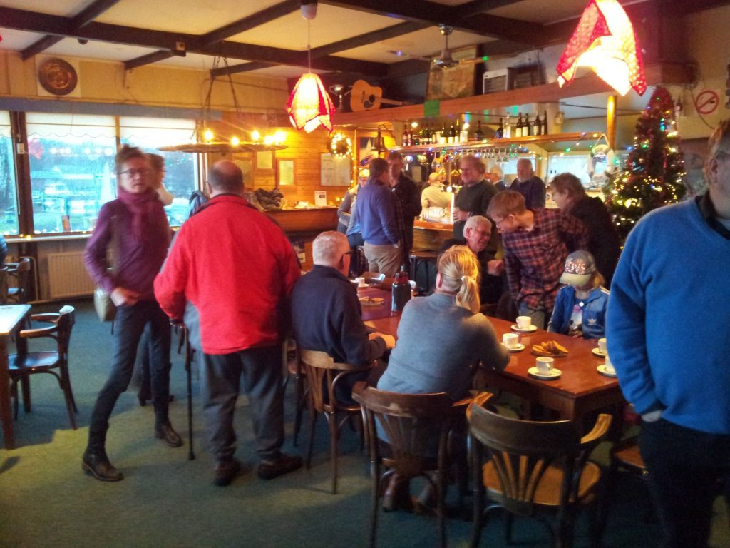 Drukke ruimte in het clubhuis