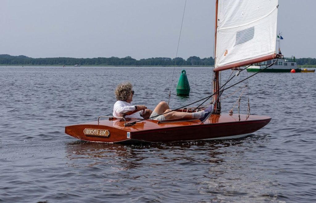 Houten zeilboot op het meer