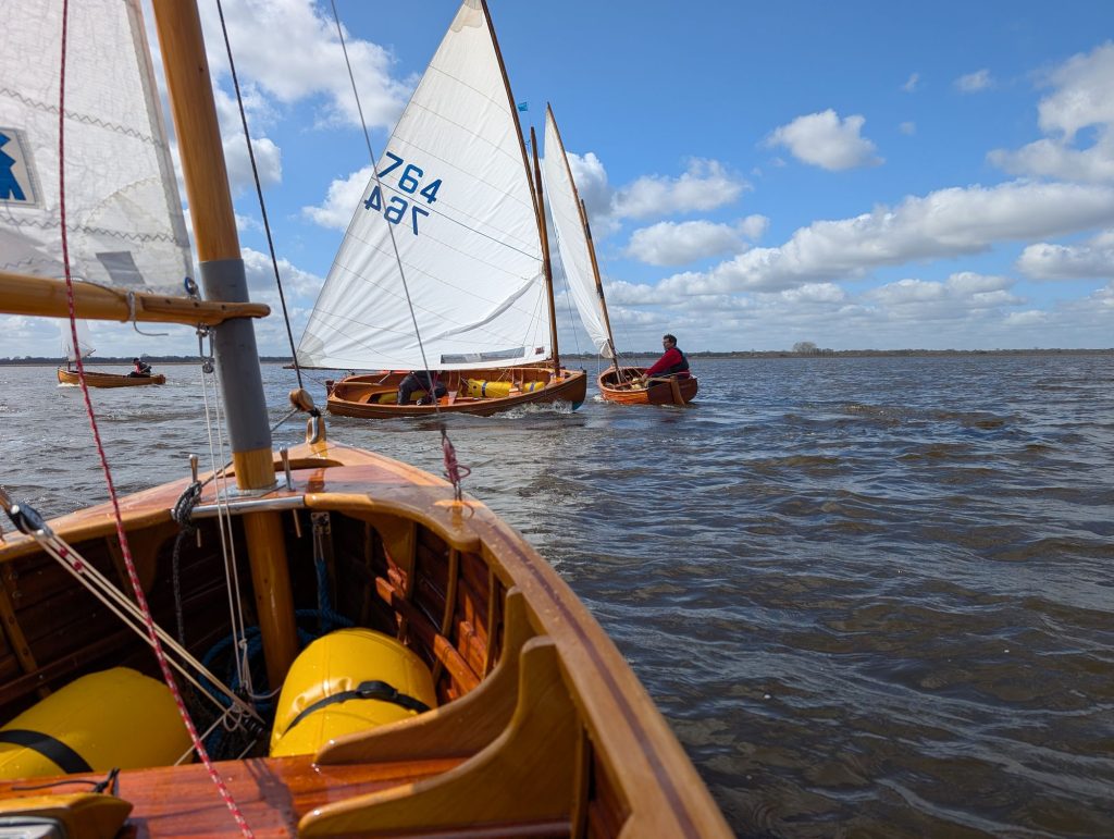 Interieur van een houten boot met gele fenders