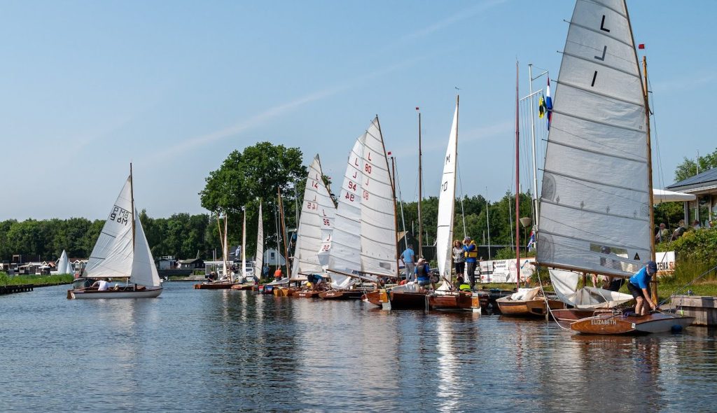 Houten zeilboten liggen aan een steiger