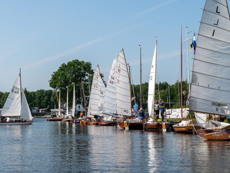 Houten zeilboten liggen aan een steiger