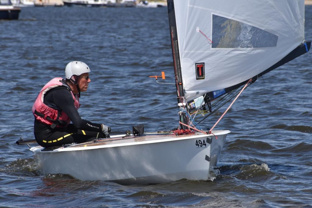 Zeiler in een moderne jol