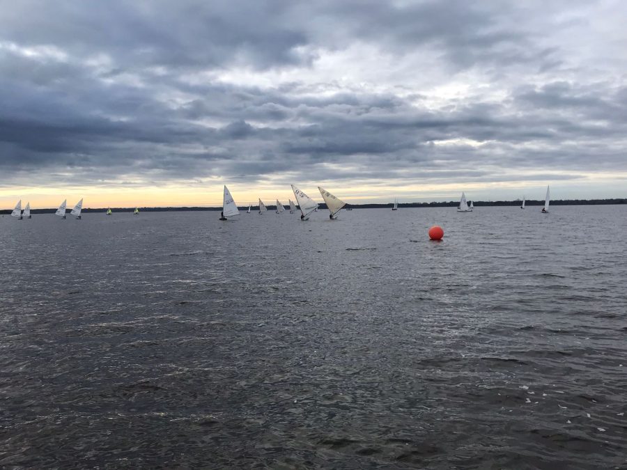 Zeilboten onder donkere wolken