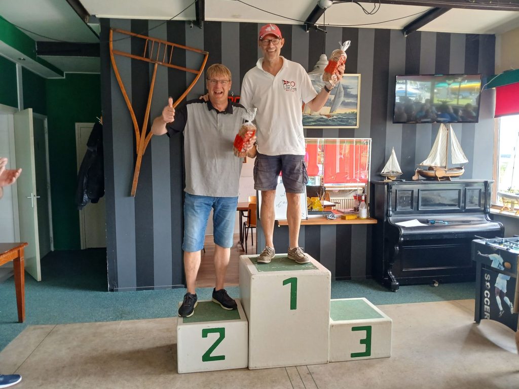 Zeilers op een podium in het clubhuis