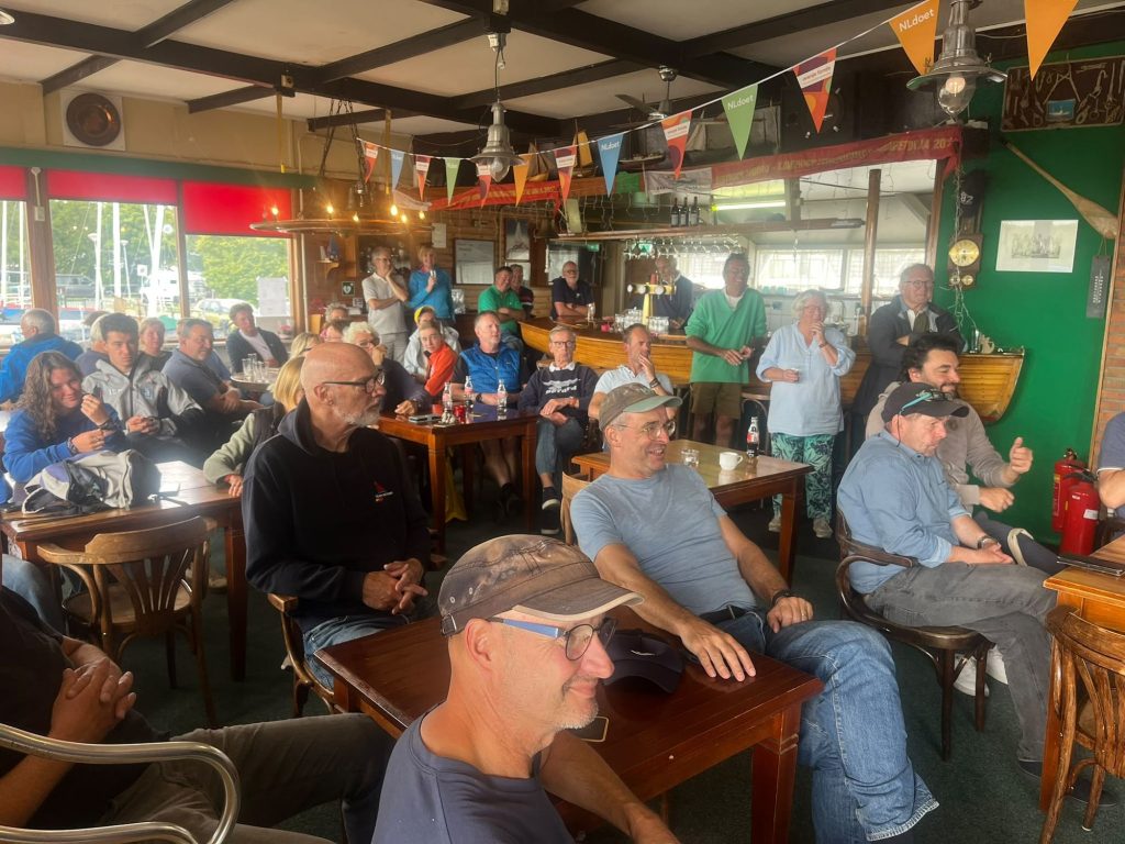 Veel mensen in het clubhuis