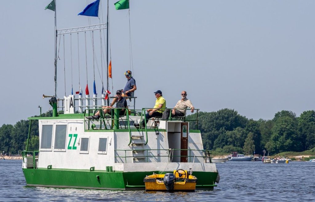 Groen-wit startschip met vlaggen