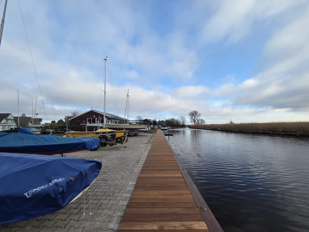 Houten steiger langs het water